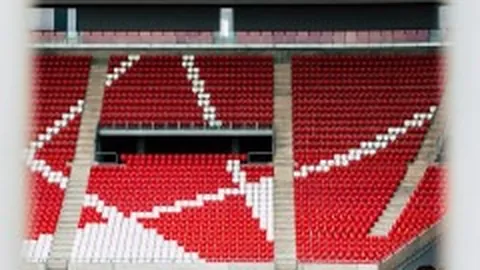 “文班亚马右肩深静脉血栓确认，赛季前景堪忧。”